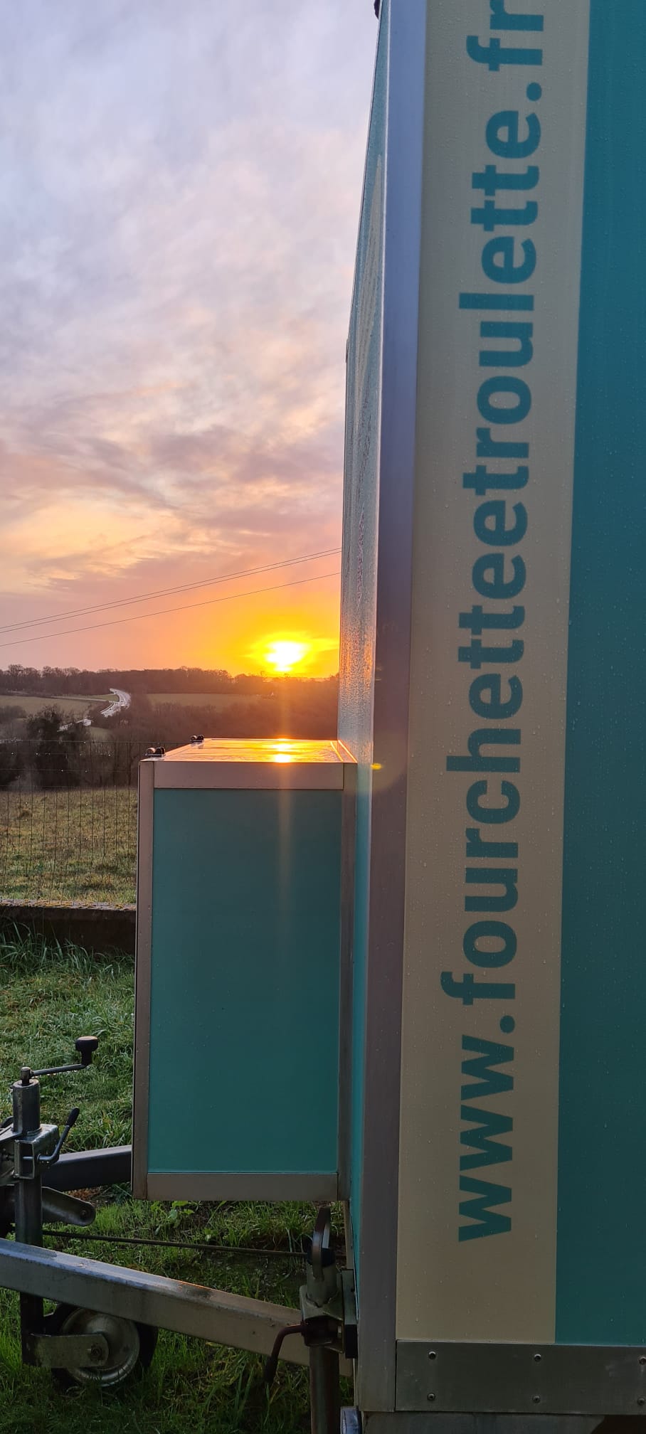 Food truck Fourchette et Roulette pour événement en Loire-Atlantique au coucher de soleil