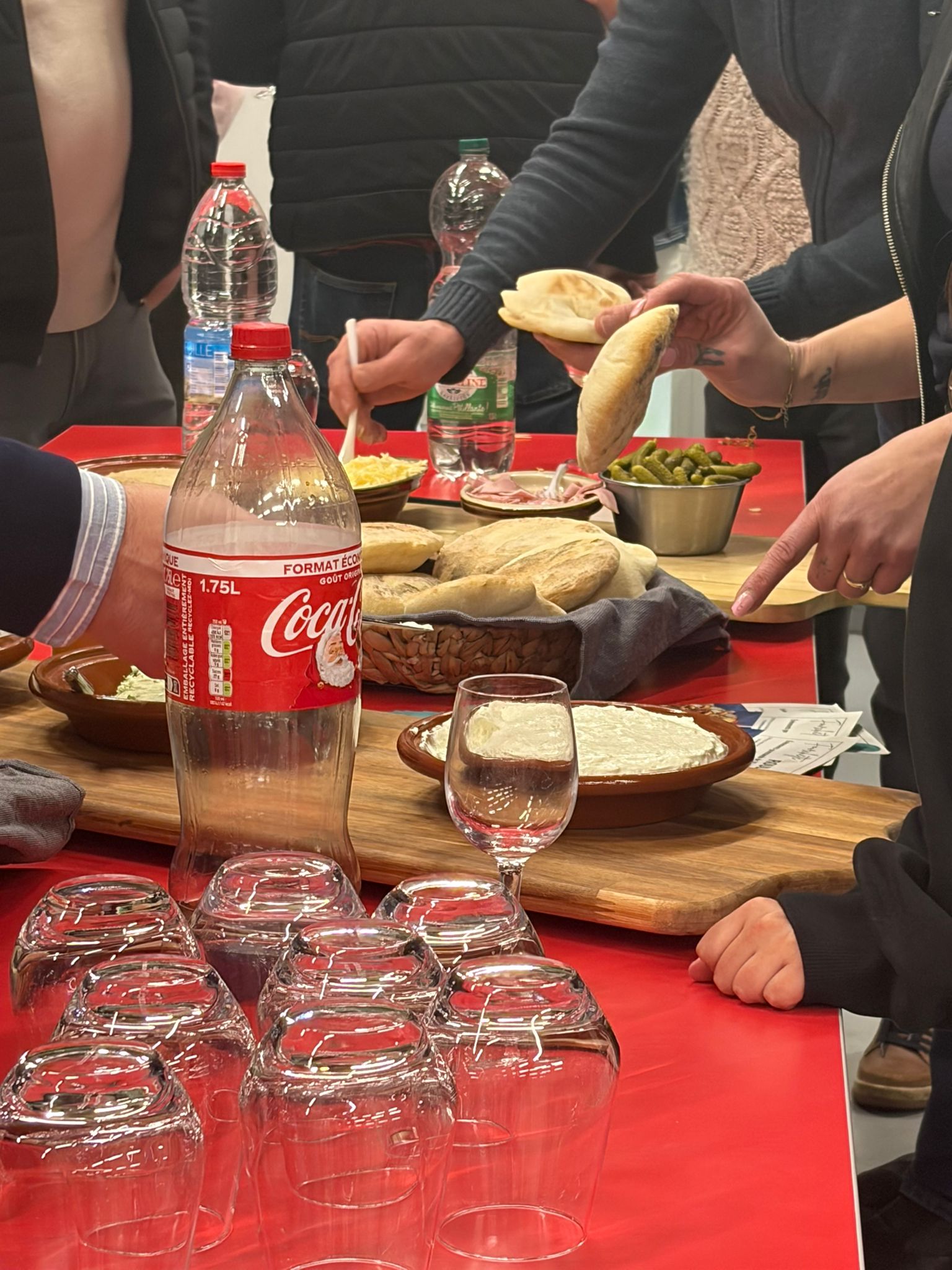 Personnes se servant lors d'un événement