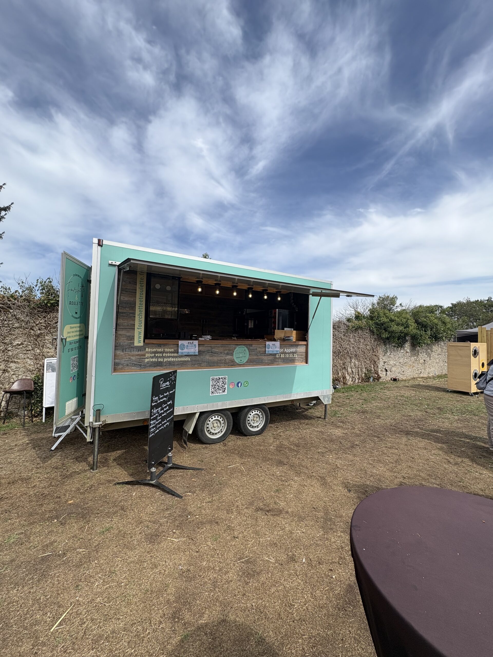 Pizzas maison servies depuis la remorque Fourchette et Roulette lors d'un festival en plein air en Loire-Atlantique