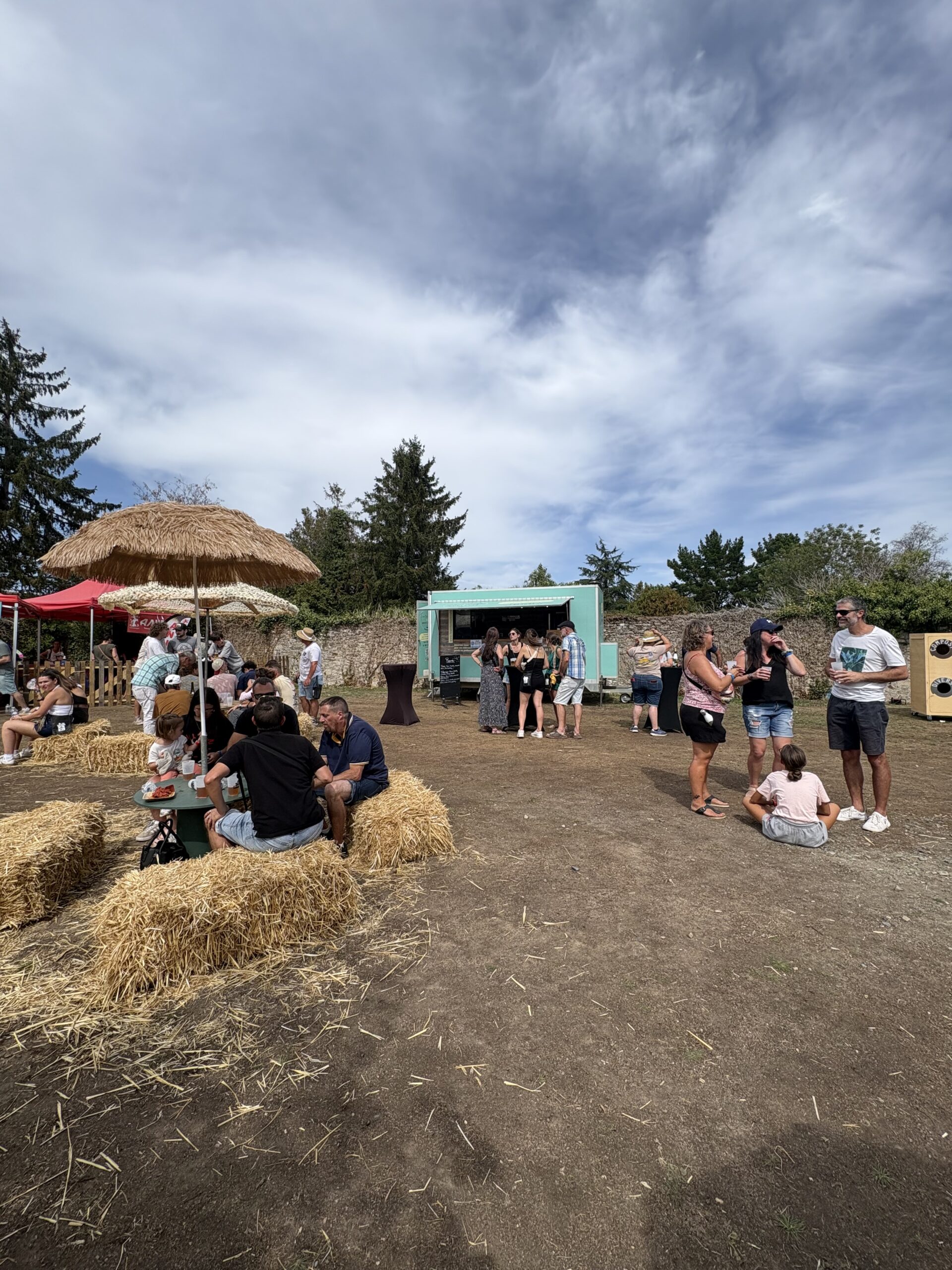 La remorque Fourchette et Roulette installée lors d'un festival en plein air en Loire-Atlantique