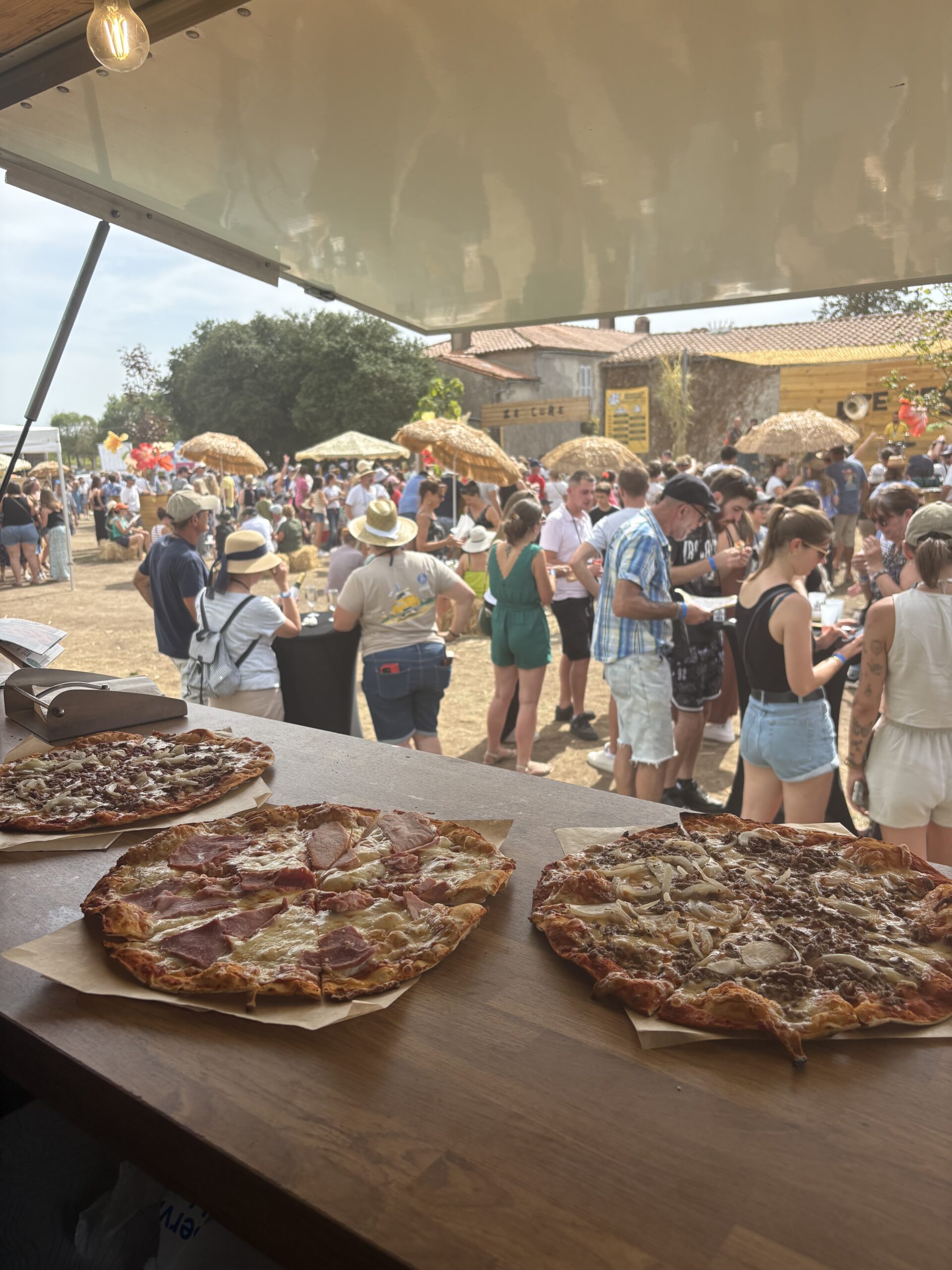 Festivaliers autour du food truck Fourchette et Roulette lors d'un événement en plein air